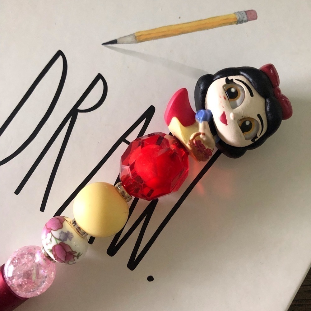 Disney Doorables: Snow White & The Seven Dwarfs: Snow White handmade beaded pen
